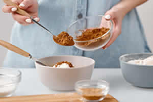 Calculadora de equivalencia entre tazas/cucharas y gramos