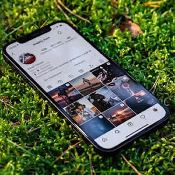 Foto: celular con perfil de IG. Creamos los banners para tus redes con contenios de marca: IG, FB, Pinterest, Twitter.
